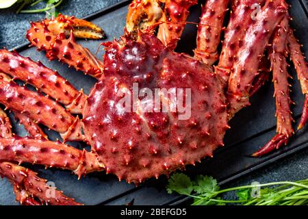 Crabe avec citron et coriandre sur fond noir. Vue de dessus. Banque D'Images