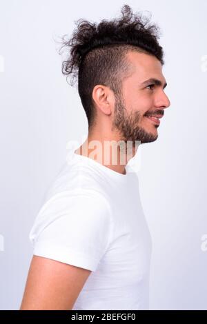 Vue de profil de l'homme turc barbu barbu avec des cheveux bouclés Banque D'Images