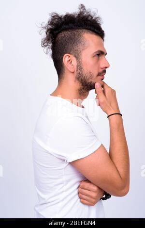 Vue de profil de l'homme turc barbu barbu avec des cheveux bouclés Banque D'Images