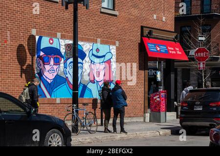 7 avril 2020 - Montréal, QC, Canada : les Québécois attendent en ligne à côté d'un bureau de postes du Canada à Rosemont, pandémie de Coronavirus COVID-19 Banque D'Images