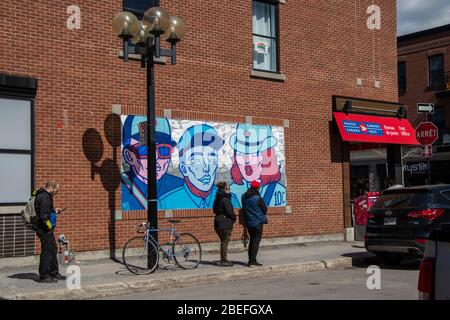 7 avril 2020 - Montréal, QC, Canada : les Québécois attendent en ligne à côté d'un bureau de postes du Canada à Rosemont, pandémie de Coronavirus COVID-19 Banque D'Images