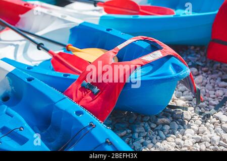 beaucoup de kayaks à la plage rocheuse Banque D'Images