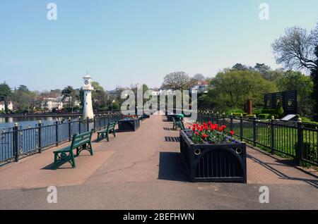 Vue sur la promenade vide et le phare commémoratif du capitaine Scott à Roath Park, Cardiff, royaume-uni, pendant le confinement en cas de pandémie du virus Corona Banque D'Images