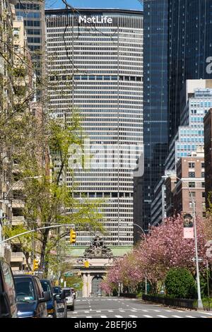 Park Avenue à Murray Hill est presque complètement vide de circulation en raison de la pandémie COVID-19, New York City, États-Unis Banque D'Images