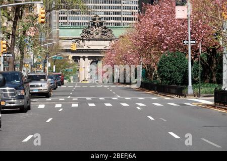 Park Avenue à Murray Hill est presque complètement vide de circulation en raison de la pandémie COVID-19, New York City, États-Unis Banque D'Images