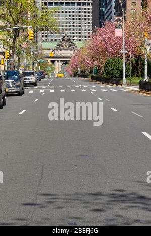 Park Avenue à Murray Hill est presque complètement vide de circulation en raison de la pandémie COVID-19, New York City, États-Unis Banque D'Images