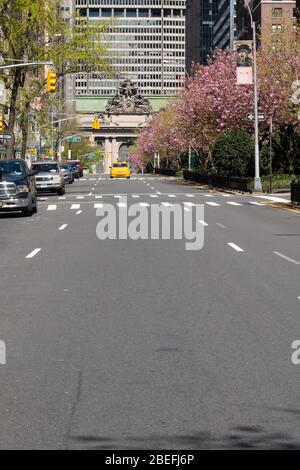 Park Avenue à Murray Hill est presque complètement vide de circulation en raison de la pandémie COVID-19, New York City, États-Unis Banque D'Images