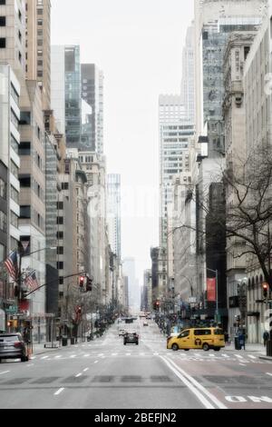 La cinquième Avenue de Midtown Manhattan est presque désertée en raison de la pandémie COVID-19, avril 2020, New York City, États-Unis
