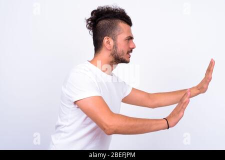 Vue de profil de l'homme turc barbu barbu avec des cheveux bouclés Banque D'Images