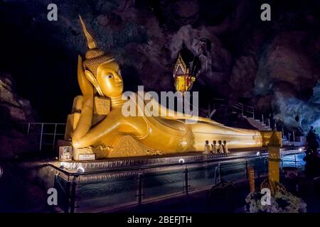 PHANG NGA, THAÏLANDE, grotte Wat Tham Suwan Khuha. Statue d'or du Bouddha de Nirvana dans le temple de grotte bouddhiste dans la grotte de Wat Tham Suwankhuha, grotte de singe dans Banque D'Images