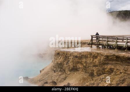 La vapeur et la brume du cratère Excelsior Geyser enveloppent les touristes sur la promenade dans le parc national de Yellowstone Banque D'Images