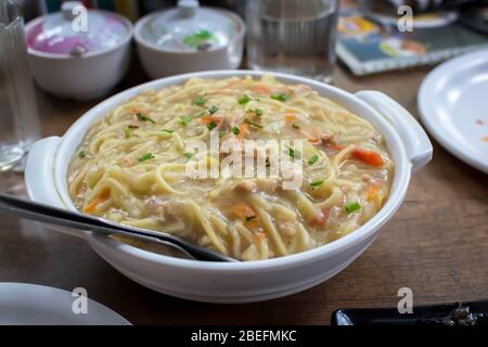 Nouilles de sauce au poulet ou choucmeine servies dans un bol blanc sur fond sombre. Mise au point sélective Banque D'Images