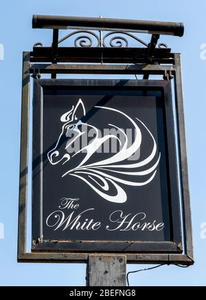 Panneau traditionnel de pub suspendu à la maison publique White Horse, Ringwood Road, Netley Marsh, Hampshire, Angleterre. Banque D'Images