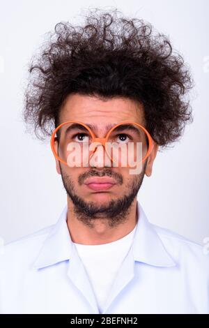 Visage de l'homme turc médecin avec des cheveux frisés Banque D'Images