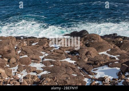 Vagues se brisant sur la rive rocheuse du lieu historique national du phare du Cap-Spear, près de St. John's, Terre-Neuviens, Canada Banque D'Images