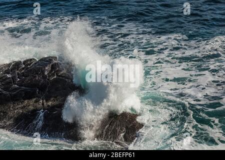 Vagues se brisant sur la rive rocheuse du lieu historique national du phare du Cap-Spear, près de St. John's, Terre-Neuviens, Canada Banque D'Images