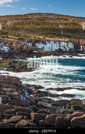 Des vagues s'écrasent contre les falaises rocheuses au lieu historique national du phare du Cap-Spear, près de St. John's, Terre-Neuviens, Canada Banque D'Images