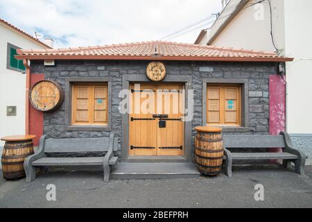 Un bar dans la ville de Porto da Cruz sur la côte à l'est de Madère sur l'île de Madère du Portugal. Portugal, Madère, avril 2018 Banque D'Images