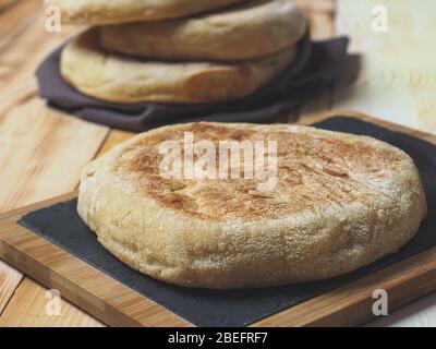 Bolo do caco pain tradiziona pain plat portugais originaire de Madera Funchal île Banque D'Images