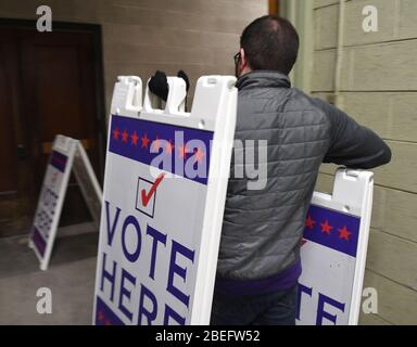 Racine, Wisconsin, États-Unis. 13 avril 2020. Les panneaux de lieu de scrutin sont placés dans le sous-sol de l'annexe de l'hôtel de ville, alors que les bulletins de vote déposés à racine, dans le Wisconsin, lors de la controverse du 7 avril, les élections présidentielles et publiques du Wisconsin sont tabulés le lundi 13 avril 2020. Les panneaux indiquent des observateurs directs à la salle de tabulation. Certains panneaux se trouvent dans le secteur de "Toys for Tots", un atelier où les jouets sont remis à neuf pour les familles à faible revenu chaque saison de vacances. Chaque enveloppe de bulletin de vote a été ouverte et vérifiée pour vérifier la conformité aux lois électorales avant d'être introduite dans une machine à tabuler. La ville n'avait qu'un trajet en voiture Banque D'Images