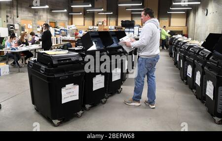 Racine, Wisconsin, États-Unis. 13 avril 2020. Les bulletins de vote déposés à racine, dans le Wisconsin, lors de la controverse présidentielle du 7 avril, les élections primaires et publiques du Wisconsin sont présentés en tableau le lundi 13 avril 2020. Chaque enveloppe de bulletin de vote a été ouverte et vérifiée pour vérifier la conformité aux lois électorales avant d'être introduite dans une machine à tabuler. La ville n'avait que les options de vote par correspondance en voiture et absent; il n'y avait pas de vote en personne autorisé. L'élection a été tenue conformément aux directives des décisions des cours suprêmes du Wisconsin et des États-Unis. Les résultats doivent être annoncés lundi. (Image de crédit : © Mark Hertzbe Banque D'Images