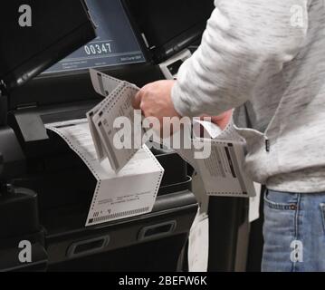 Racine, Wisconsin, États-Unis. 13 avril 2020. Les bulletins de vote déposés à racine, dans le Wisconsin, lors de la controverse présidentielle du 7 avril, les élections primaires et publiques du Wisconsin sont présentés en tableau le lundi 13 avril 2020. La ville n'avait que les options de vote par correspondance en voiture et absent; il n'y avait pas de vote en personne autorisé. L'élection a été tenue conformément aux directives des décisions des cours suprêmes du Wisconsin et des États-Unis. Les résultats doivent être annoncés lundi. Crédit: Mark Hertzberg/ZUMA Wire/Alay Live News Banque D'Images