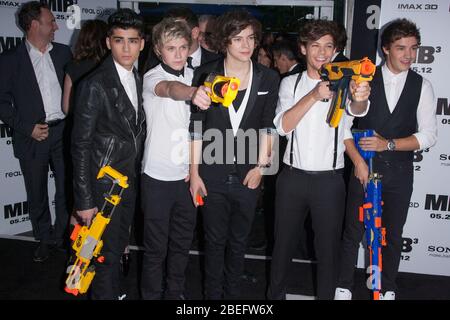 (L-R) Zayn Malik, Niall Horan, Louis Tomlinson, Harry Styles et Liam Payne du groupe une direction assister à la première A de New York 'en in Black 3' Banque D'Images