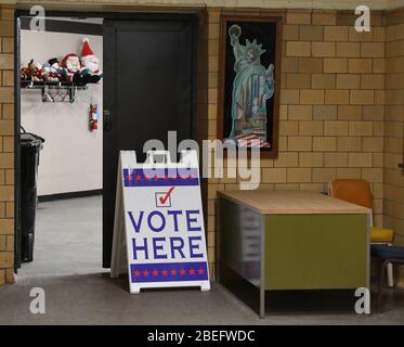 Racine, Wisconsin, États-Unis. 13 avril 2020. Les panneaux de lieu de scrutin sont placés dans le sous-sol de l'annexe de l'hôtel de ville, alors que les bulletins de vote déposés à racine, dans le Wisconsin, lors de la controverse du 7 avril, les élections présidentielles et publiques du Wisconsin sont tabulés le lundi 13 avril 2020. Les panneaux indiquent des observateurs directs à la salle de tabulation. Certains panneaux se trouvent dans le secteur de "Toys for Tots", un atelier où les jouets sont remis à neuf pour les familles à faible revenu chaque saison de vacances. Chaque enveloppe de bulletin de vote a été ouverte et vérifiée pour vérifier la conformité aux lois électorales avant d'être introduite dans une machine à tabuler. La ville n'avait qu'un trajet en voiture Banque D'Images
