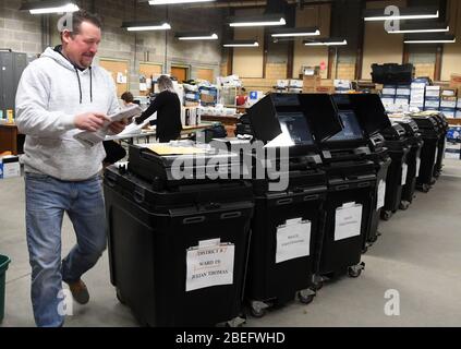 Racine, Wisconsin, États-Unis. 13 avril 2020. Les bulletins de vote déposés à racine, dans le Wisconsin, lors de la controverse présidentielle du 7 avril, les élections primaires et publiques du Wisconsin sont présentés en tableau le lundi 13 avril 2020. Chaque enveloppe de bulletin de vote a été ouverte et vérifiée pour vérifier la conformité aux lois électorales avant d'être introduite dans une machine à tabuler. La ville n'avait que les options de vote par correspondance en voiture et absent; il n'y avait pas de vote en personne autorisé. L'élection a été tenue conformément aux directives des décisions des cours suprêmes du Wisconsin et des États-Unis. Les résultats doivent être annoncés lundi. (Image de crédit : © Mark Hertzbe Banque D'Images