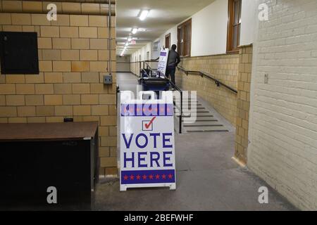 Racine, Wisconsin, États-Unis. 13 avril 2020. Les panneaux de lieu de scrutin sont placés dans le sous-sol de l'annexe de l'hôtel de ville, alors que les bulletins de vote déposés à racine, dans le Wisconsin, lors de la controverse du 7 avril, les élections présidentielles et publiques du Wisconsin sont tabulés le lundi 13 avril 2020. Les panneaux indiquent des observateurs directs à la salle de tabulation. Certains panneaux se trouvent dans le secteur de "Toys for Tots", un atelier où les jouets sont remis à neuf pour les familles à faible revenu chaque saison de vacances. Chaque enveloppe de bulletin de vote a été ouverte et vérifiée pour vérifier la conformité aux lois électorales avant d'être introduite dans une machine à tabuler. La ville n'avait qu'un trajet en voiture Banque D'Images
