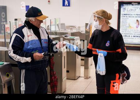 Un membre de la protection civile espagnole donne un masque facial à un citoyen comme mesure préventive contre la propagation de Covid-19 pendant un verrouillage.l'Espagne a confirmé 169 496 cas, 64 727 ont récupéré avec 17 489 morts dues au coronavirus (COVID-19). Banque D'Images