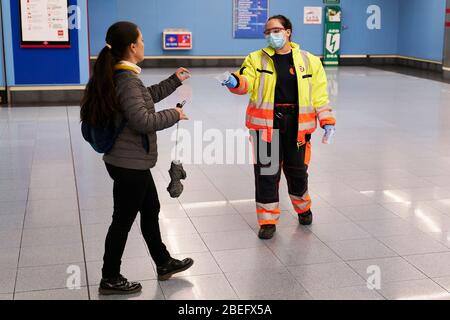 Un membre de la protection civile espagnole donne un masque facial à un citoyen comme mesure préventive contre la propagation de Covid-19 pendant un verrouillage.l'Espagne a confirmé 169 496 cas, 64 727 ont récupéré avec 17 489 morts dues au coronavirus (COVID-19). Banque D'Images