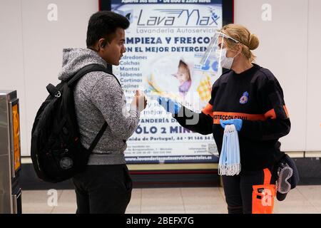 Un membre de la protection civile espagnole donne un masque facial à un citoyen comme mesure préventive contre la propagation de Covid-19 pendant un verrouillage.l'Espagne a confirmé 169 496 cas, 64 727 ont récupéré avec 17 489 morts dues au coronavirus (COVID-19). Banque D'Images