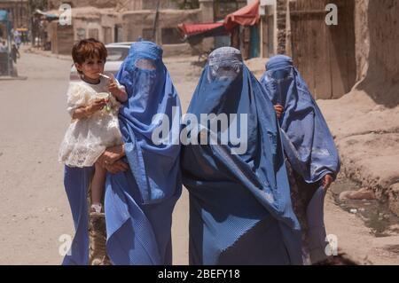 Les femmes dans les burqas à Kaboul marchaient avec un enfant Banque D'Images