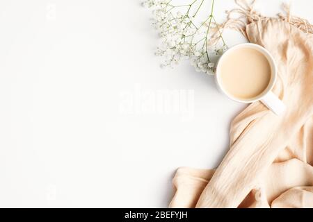 Plat plat plat plat plat et tasse de café sur le bureau blanc. Robe, ambiance confortable d'automne, concept de confort. Plat, vue du dessus Banque D'Images
