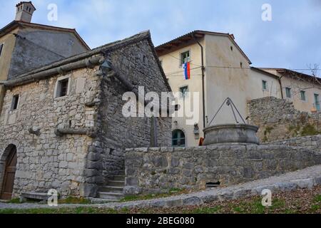 Une rue dans le vieux village historique de Stanjel, dans la municipalité de Komen Primorska, au sud-ouest de la Slovénie Banque D'Images