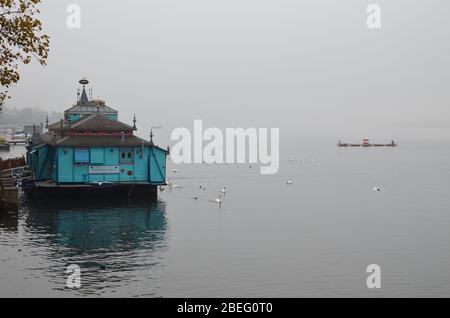 Une maison en bois à floter sur le lac de Zurich, Suisse Banque D'Images