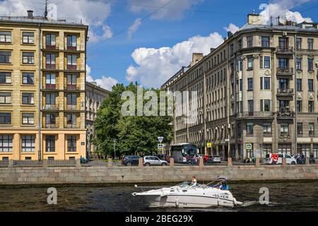 Saint-Pétersbourg, Russie, été 2019 : un bateau de plaisance flotte sur la rivière Fontanka, Saint-Pétersbourg Banque D'Images