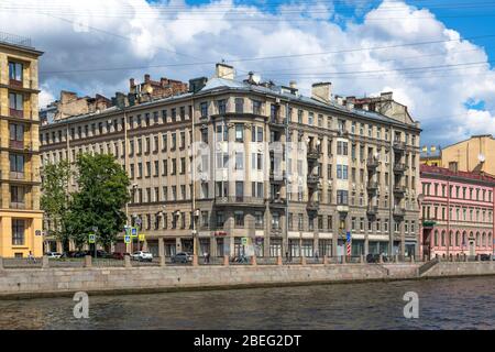 Saint-Pétersbourg, Russie, été 2019: Bâtiment résidentiel construit 1913-1914 sur le remblai de la rivière Fontanka 121, dans le style néoclassique Banque D'Images