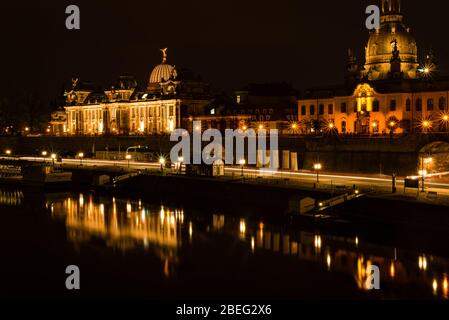 Paisible Elbe au bord de la rivière de Dresde, le soir, avec vue sur une partie de la vieille ville. Banque D'Images