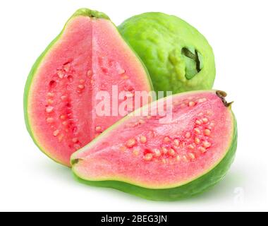 Fruits isolés de goyave. Guavas roses avec peau verte coupée en deux moitiés isolées sur fond blanc avec chemin de découpe Banque D'Images