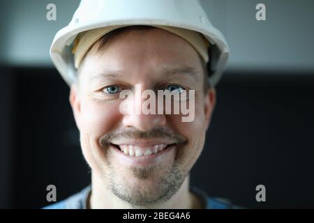 Homme jetable souriant en uniforme Banque D'Images