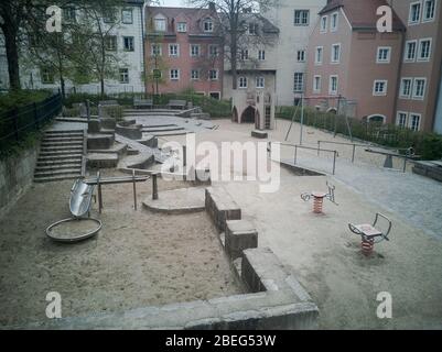 Terrain de jeux pour enfants complètement déserté pendant le verrouillage de la pandémie de Corona le lundi de Pâques 2020 à Regensburg, Bavière, Allemagne, le jour de la surdiffusion Banque D'Images