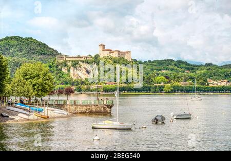 Vue sur Angera et Rocca di Angera au Lago Maggiore vu d'Arona, Varese, Italie Banque D'Images