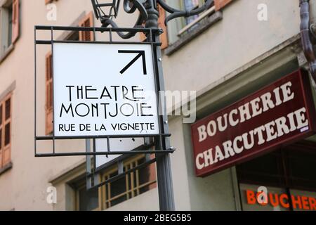 Panneau sur un lapalaire indiquant la direction du Théâtre Montjoie. Salle de spectacle. Saint-Gervais-les-bains. Haute-service Banque D'Images