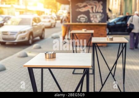 Rue européenne bistrot urbain café epmty tables sans personnes pendant la quarantaine. Snack-bar avec nourriture pour aller coucher de soleil ou lever de soleil le matin Banque D'Images