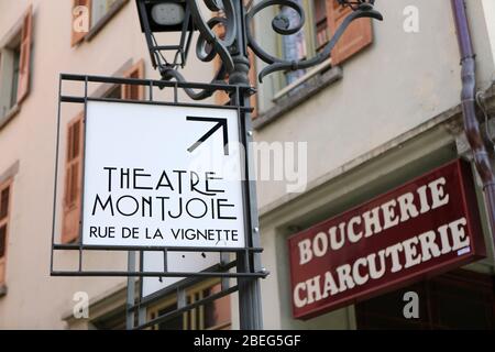 Panneau sur un lapalaire indiquant la direction du Théâtre Montjoie. Salle de spectacle. Saint-Gervais-les-bains. Haute-service Banque D'Images