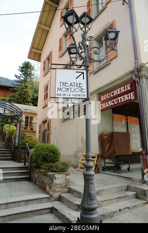 Panneau sur un lapalaire indiquant la direction du Théâtre Montjoie. Salle de spectacle. Saint-Gervais-les-bains. Haute-service Banque D'Images