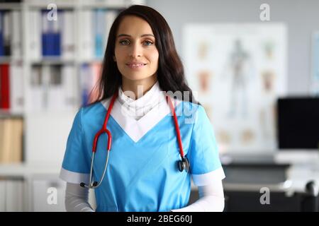 Joli médecin brunette dans l'armoire Banque D'Images