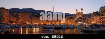 Vue panoramique sur la cathédrale Saint-Jean-Baptiste et le vieux port de Bastia, deuxième plus grande ville corsicaine et point d'entrée principal de l'île Banque D'Images